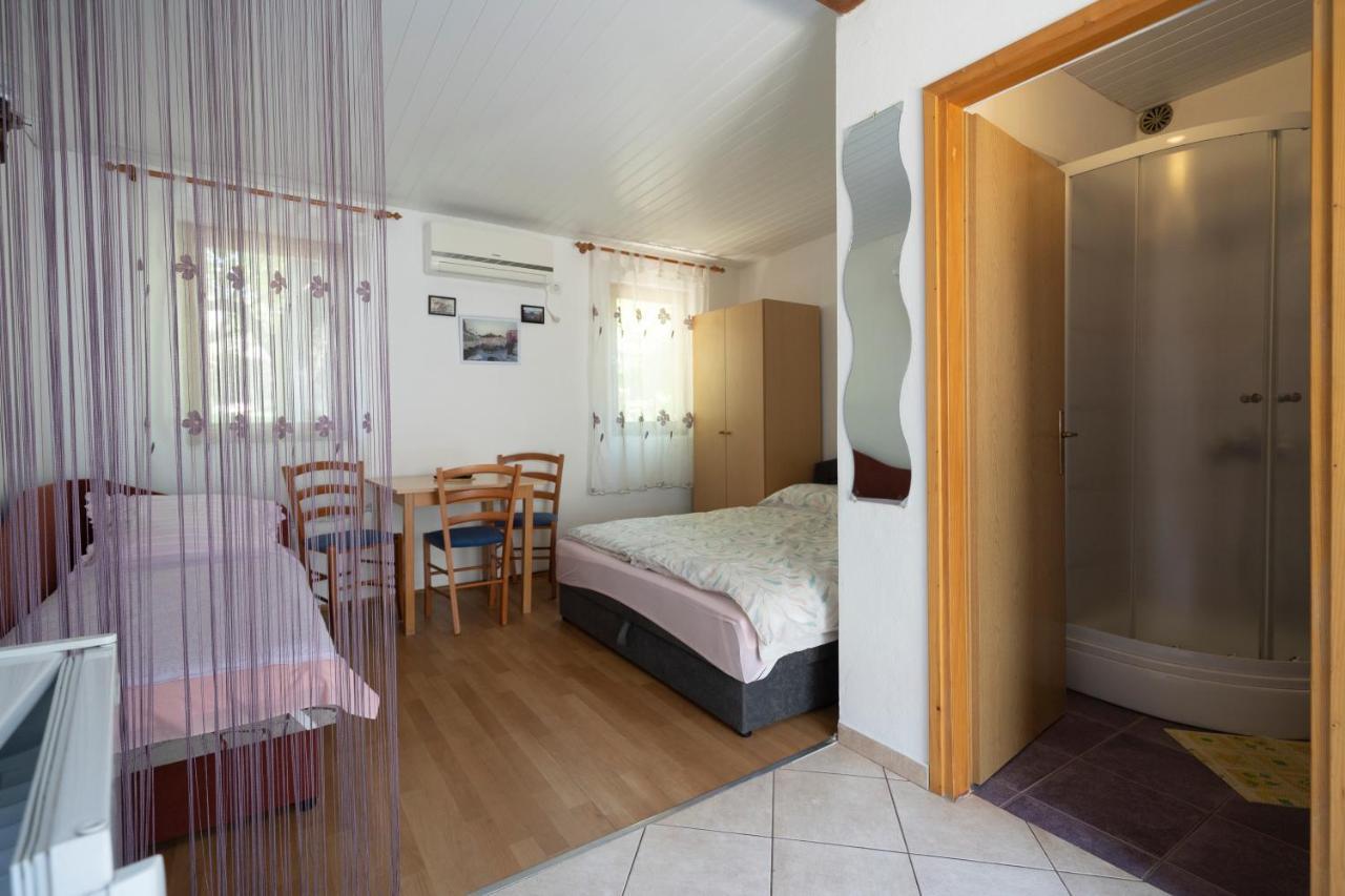 Studio Apartman Ema Gornji Karin Exterior foto