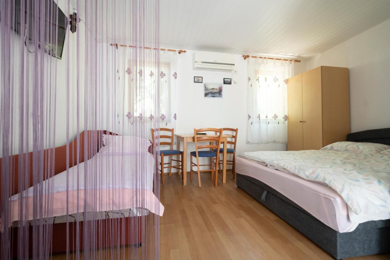 Studio Apartman Ema Gornji Karin Exterior foto