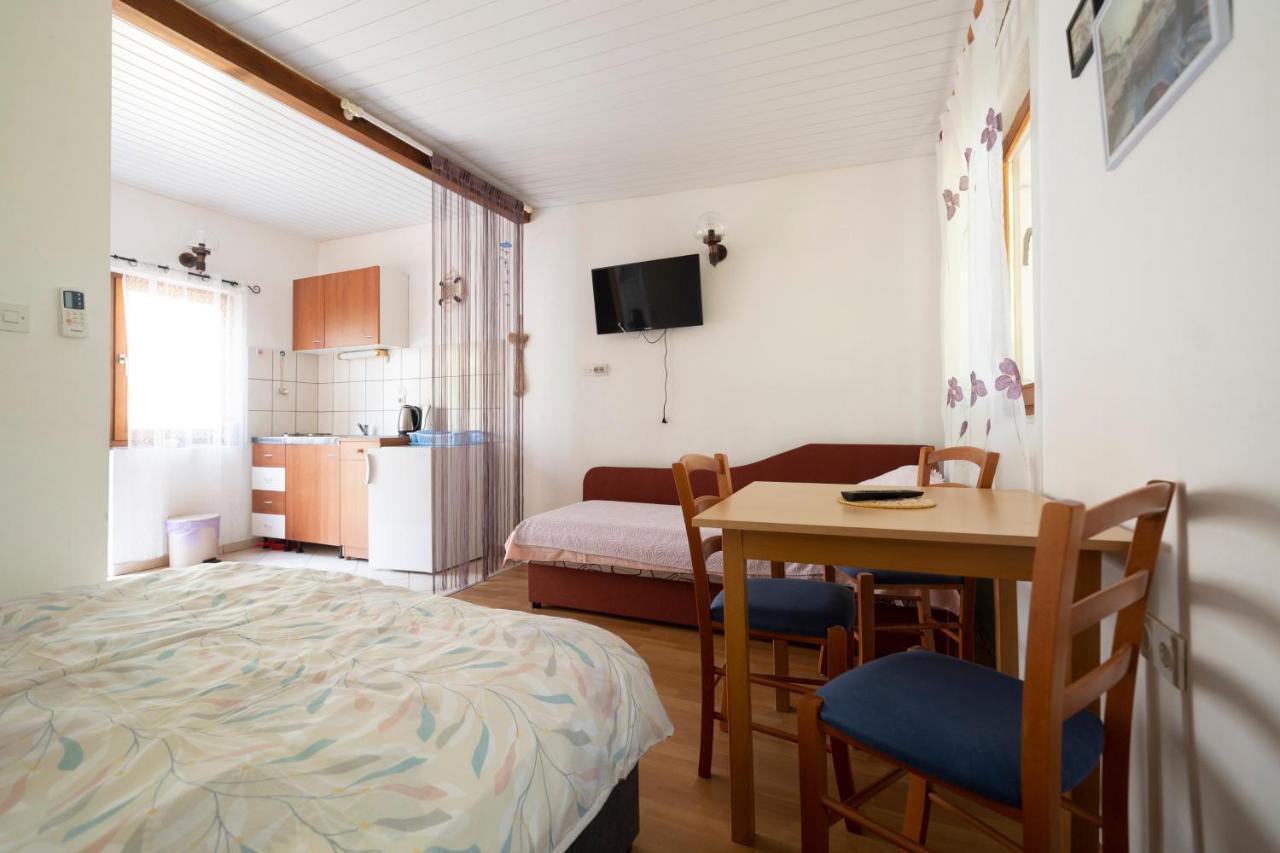 Studio Apartman Ema Gornji Karin Exterior foto